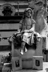 Grabfigur auf dem Cimitero Monumentale in Mailand
