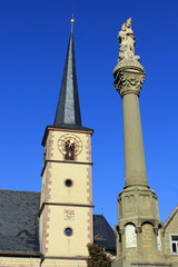 Mariensäule vor Pfarrkirche in Oberschwarzach (Franken, Bayern) - obrazy, fototapety, plakaty