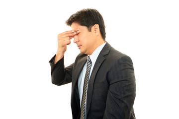 疲れた表情のビジネスマン