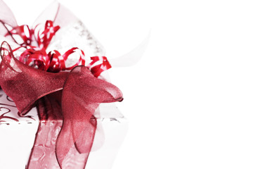silbernes weihnachtsgeschenk mit roten geschenk bändern