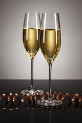 zwei gläser mit champagner und einer luftschlange