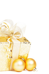 goldenes weihnachtsgeschenk mit goldenen christbaumkugeln