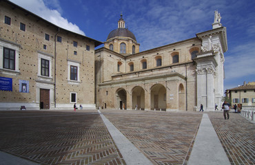 Fototapeta na wymiar Urbino - Dom und Pałac Dożów - UNESCO Weltkulturerbe