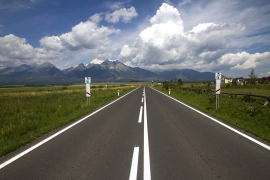 Stra&szlig;e nahe Poprad, im Hintergrund die Hohe Tatra (Slowakei)