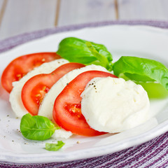 Tomaten, Mozzarella und Basilikum