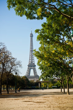champ de mars tour Eiffel