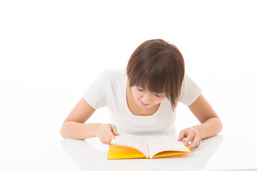 本を読む女性