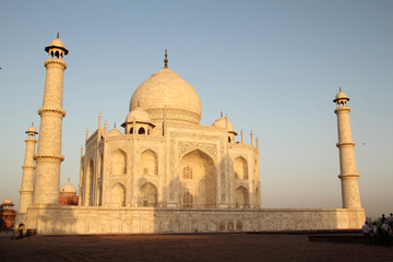 Fototapeta na wymiar Taj Mahal w świetle poranka