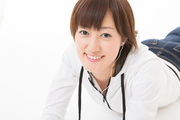 音楽を聴く女性