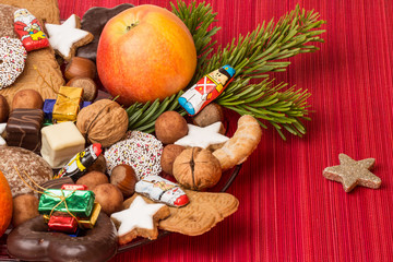 bunter Adventsteller mit Tannenzweig