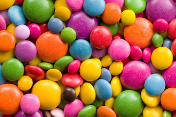 Fototapeta na wymiar Trzy różne rozmiary kolorowych cukierków