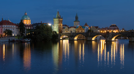Fototapeta na wymiar Most Karola w Pradze wieczorem, Republika Czeska