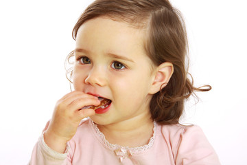 Ein Mädchen isst einen Müsliriegel