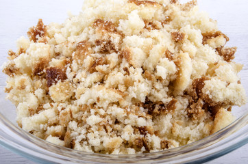 zerbröckelter Kuchenteig in einer Glasschale um Cake Pops zu ma