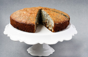 Poppy seed and nut cake with raisin