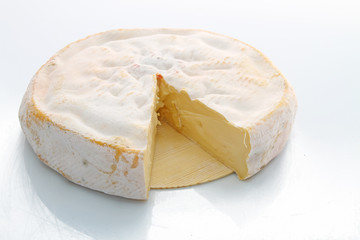 Reblochon sur fond blanc