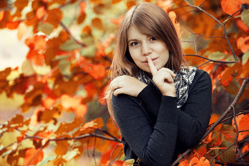 Fototapeta na wymiar Piękna dziewczyna w parku jesienią.