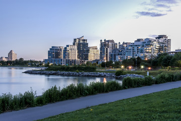 Fototapeta na wymiar Budynek Condominum w Etobicoke Toronto