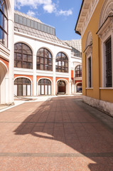 Третьяковская галерея и стена церкви в Москве.