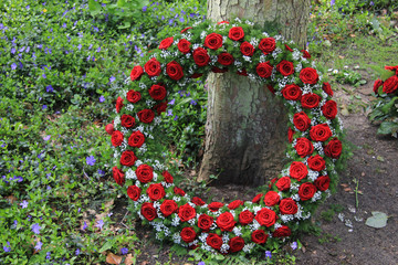 Fototapeta premium Funeral wreath near a tree
