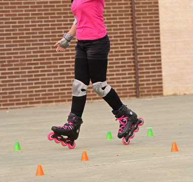 Chica patinando con patines rosas