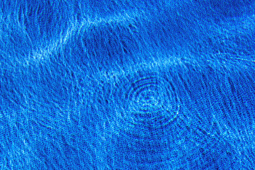 Wasser im Pool. Blauer Hintergrund