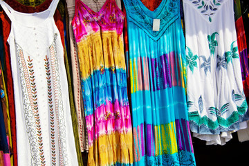 Kleider auf einem Markt