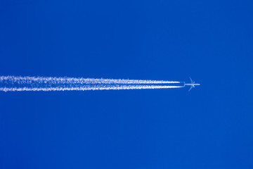 Flugzeug mit Kondensstreifen