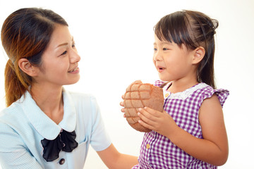 メロンパンを食べる親子