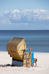 Strandkorb am Ostseestrand an einem schönen Sommertag