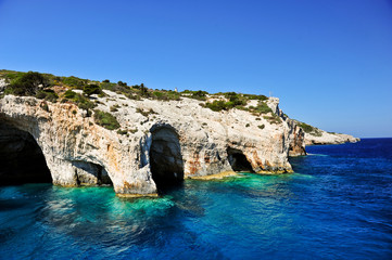 Fototapeta na wymiar Niebieski jaskinie na wyspie Zakynthos, Grecja. Słynne jaskinie z Crysta