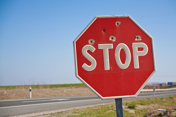 Stopschild mit Einschusslöchern