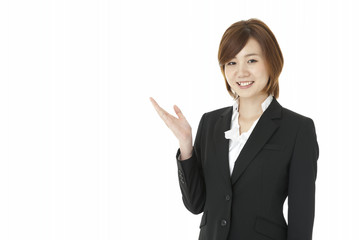 手のひらでお勧めする若いビジネスウーマン