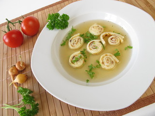 Rindfleischsuppe mit Pfannkuchenschnecken