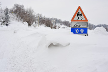 Naklejka premium Snowy road