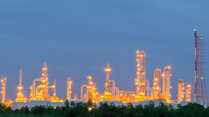 Obraz na płótnie Canvas scenic ropy zakładu petrochemicznego rafinerii świeci