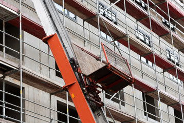 Materialaufzug auf einer Baustelle