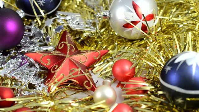 Kamerafahrt durch weihnachtlichen Schmuck