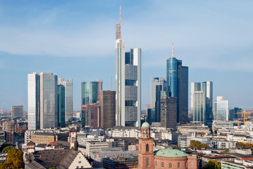 Fototapeta na wymiar Frankfurt skyline z Kościoła Świętego Pawła i Roman