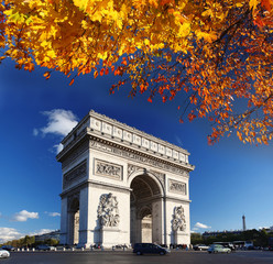 Fototapeta na wymiar Słynny Łuk Triumfalny jesienią, Paryż, Francja