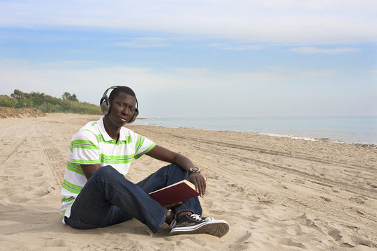 Leyendo y escuchando m&uacute;sica en la playa.