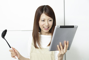 女性・キッチン