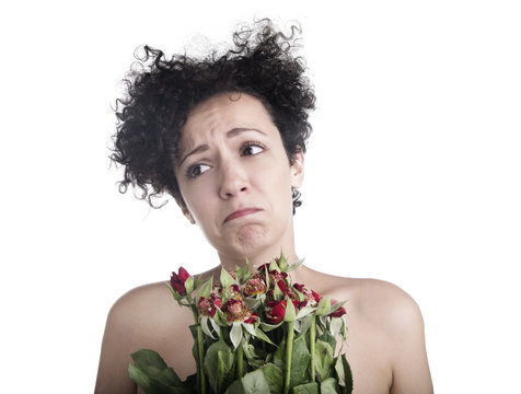 Ragazza delusa con mazzo di fiori