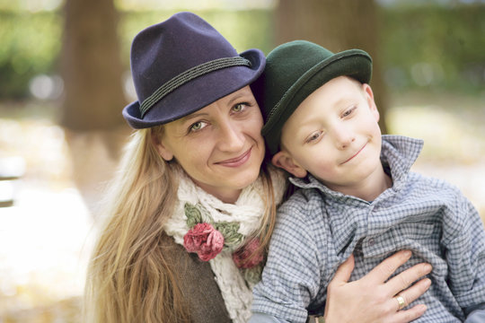 Liebevolle Mama mit ihrem Sohn