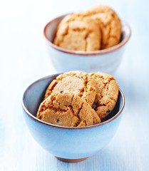 Chrunchy cookies in ceramic bowls