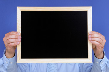 Mann mit Kreidetafel leer