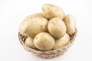 gereinigt Bio-Kartoffeln in einem Weidenkorb