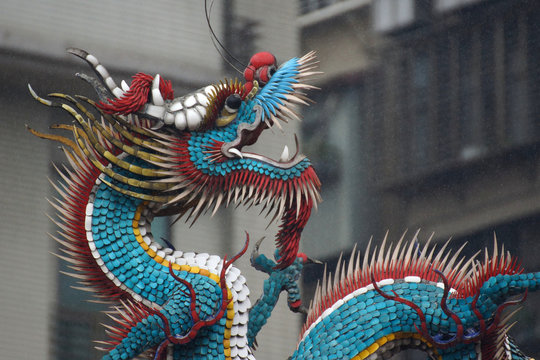 Drache im Regen am Dach des Longshan-Tempels in Taipeh, Taiwan