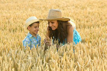 Naklejka na ściany i meble matka i syn w dziedzinie gry na pszenicy