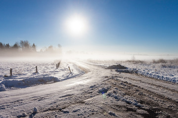 Fototapeta na wymiar zimowy krajobraz z drogi w mgle